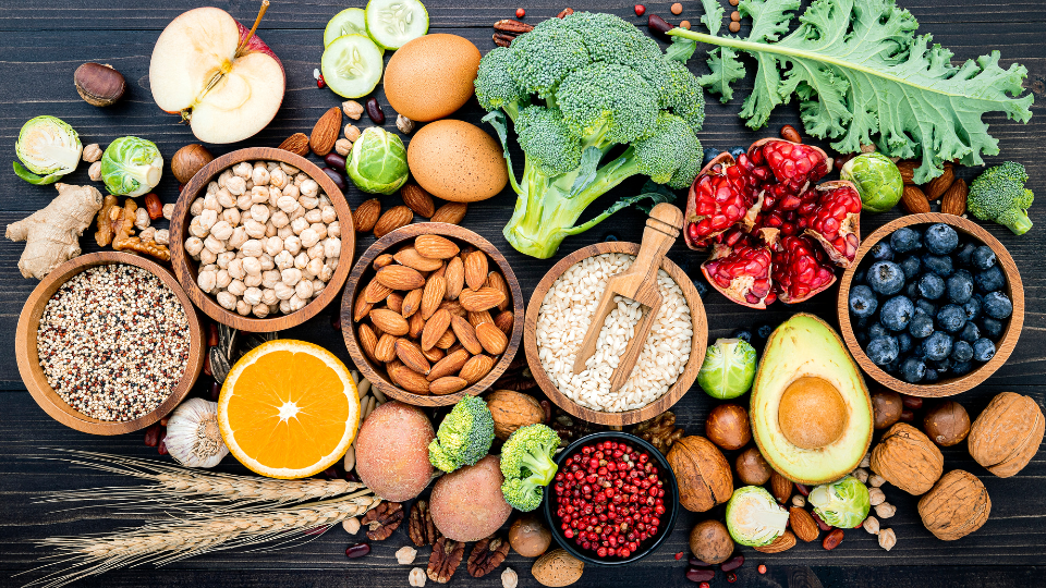 Table garnie d'aliments sains et nutritifs